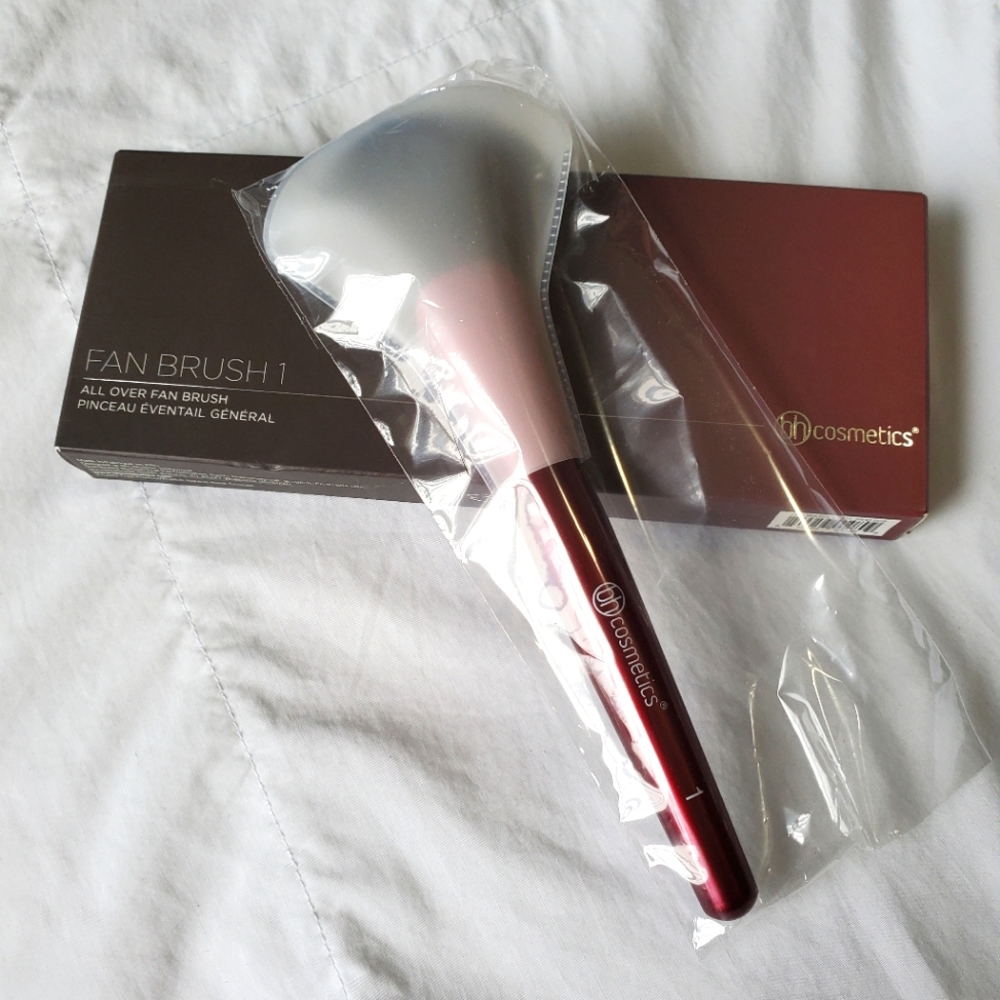 *NIB* BH Cosmetics All Over Fan Brush 1